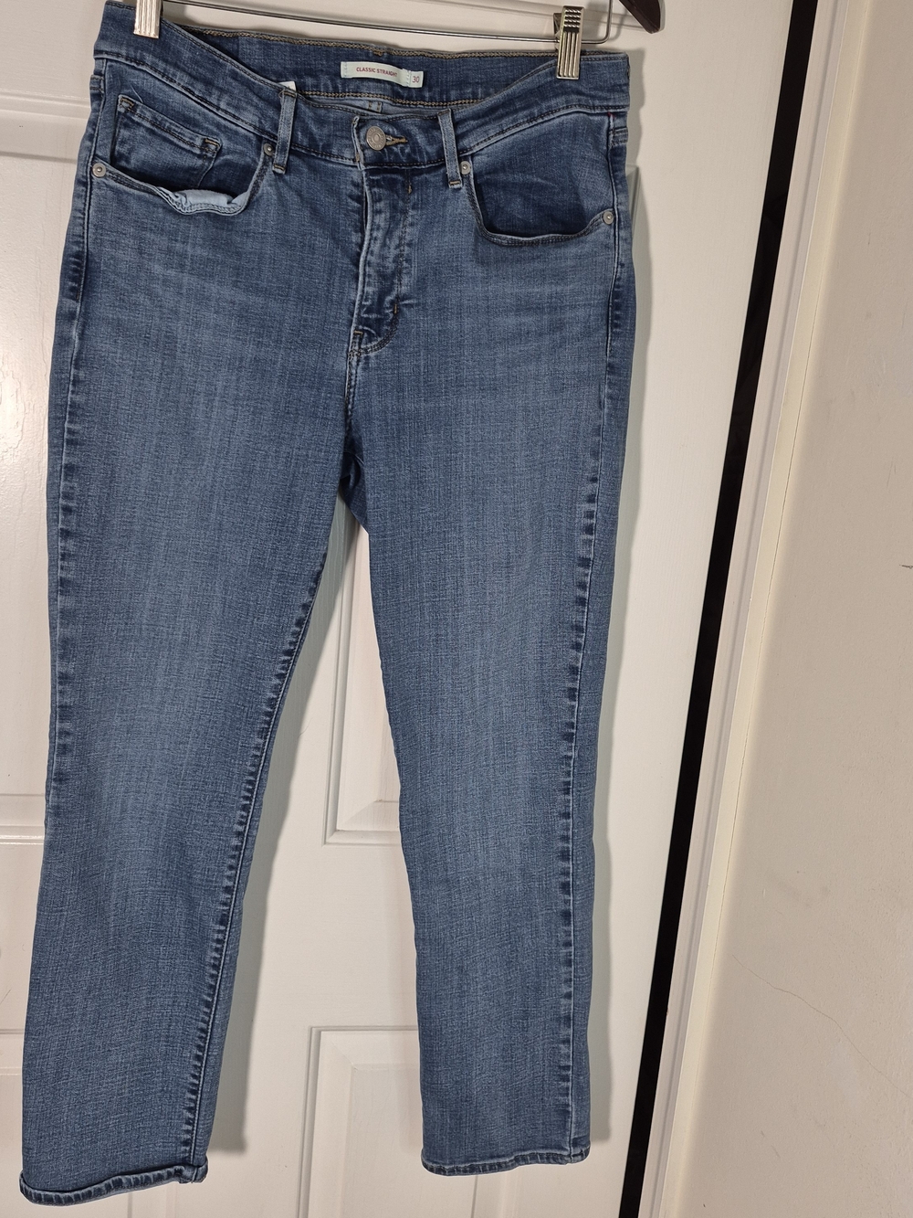 Levi's Women's Cropped Jeans in Light Blue Wash - 30/29